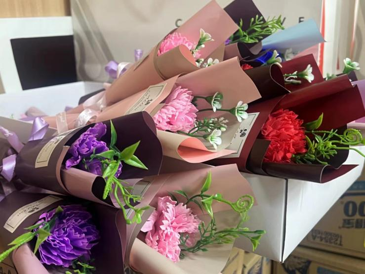 ���������Ĵ����ſ�չ������һ��С����Ů����˶�