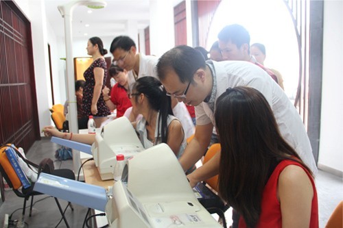 20130626-27���������Ĵ�԰��֧�����Ϲ�����Ժ��չ������һ��������Զ�롱�����˶� (2).jpg